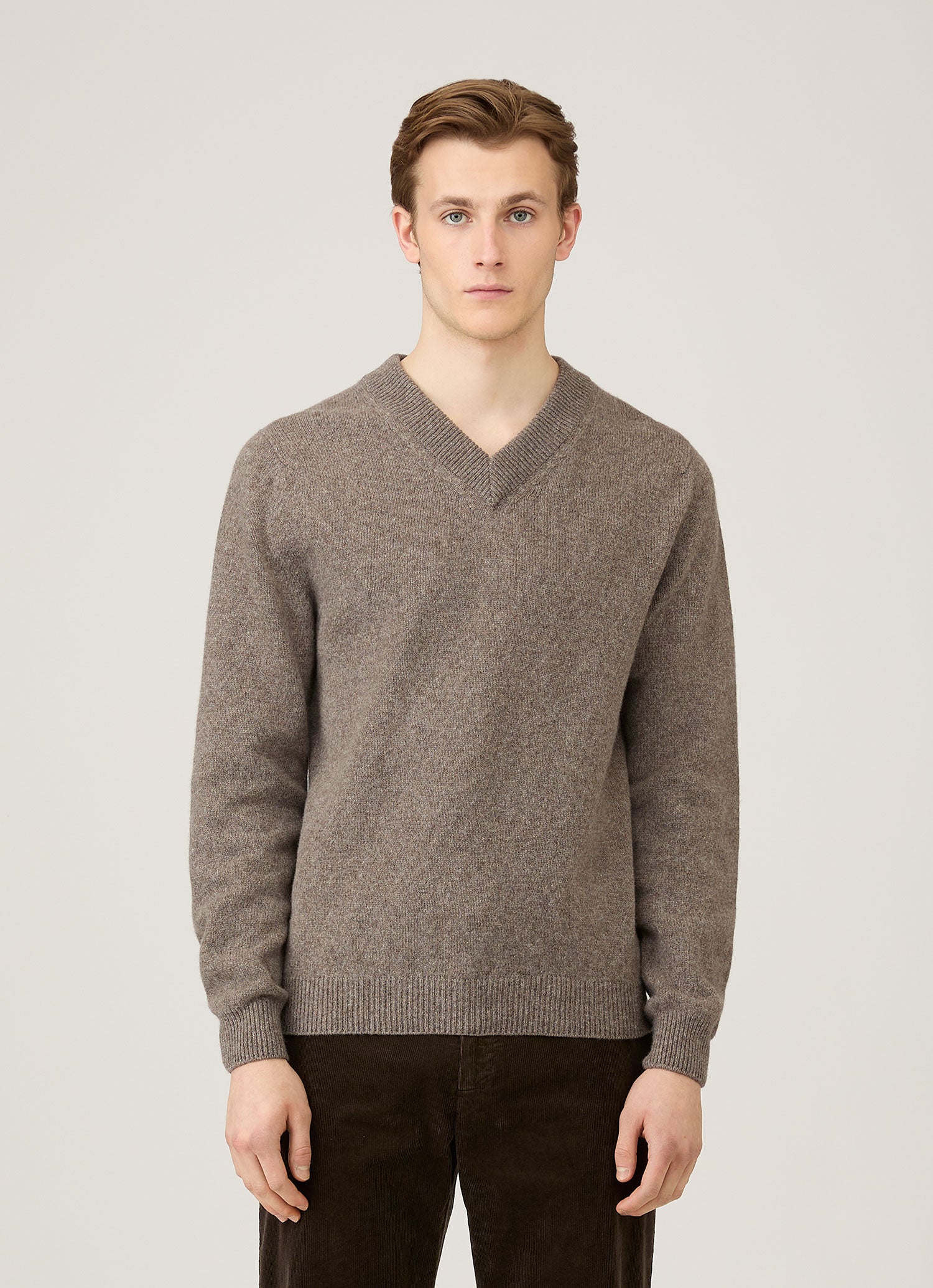 Men's Lambswool V-neck Jumper in Bark