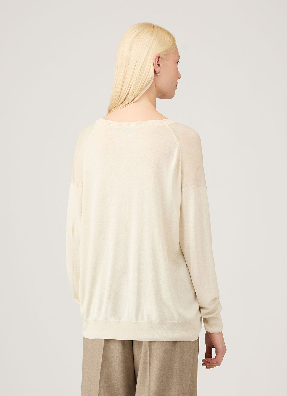 Women's Relaxed Mulberry Silk V-neck Jumper in Ecru