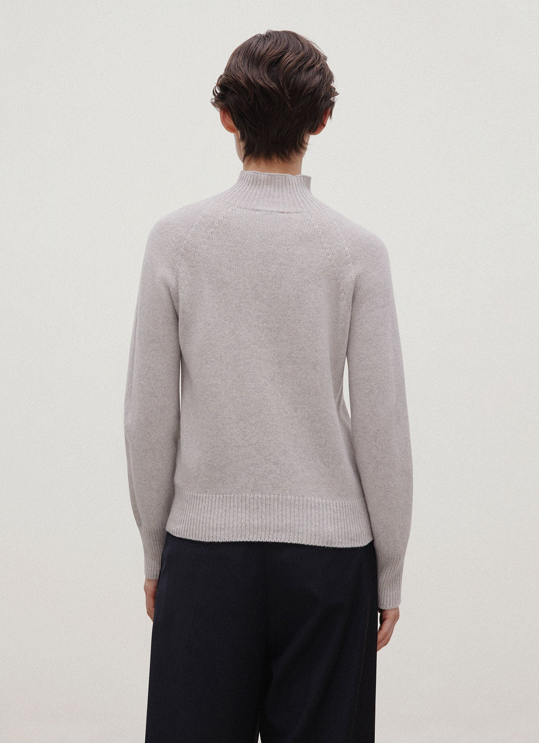 Lammwollpullover mit Trichterkragen