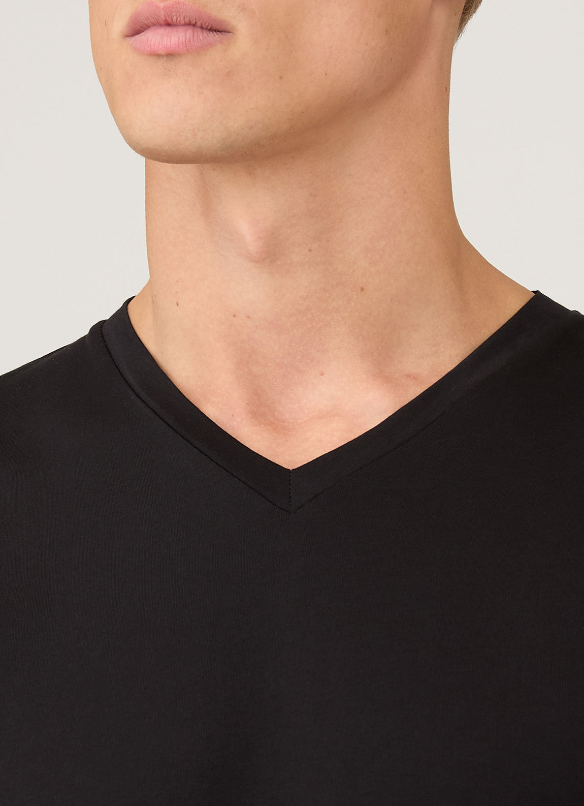 Men's Riviera V Neck T-shirt in Black