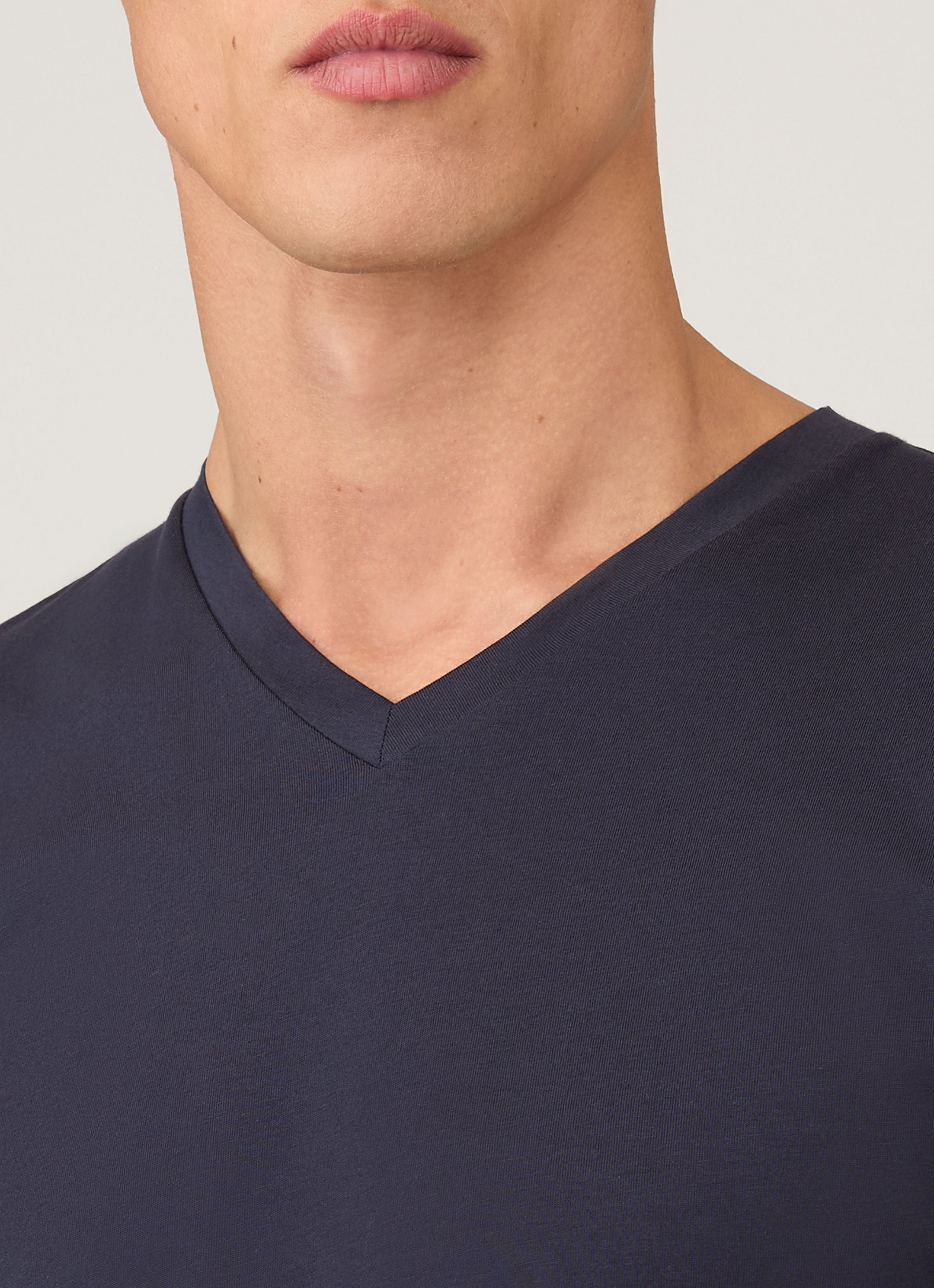 Men's Riviera V Neck T-shirt in Navy