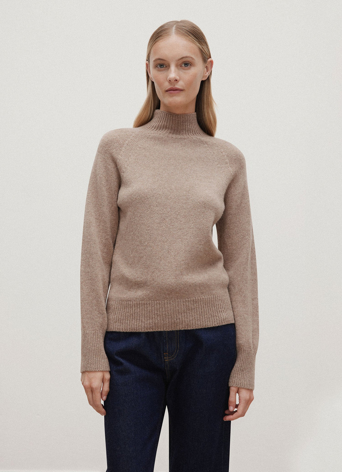 Lammwollpullover mit Trichterkragen
