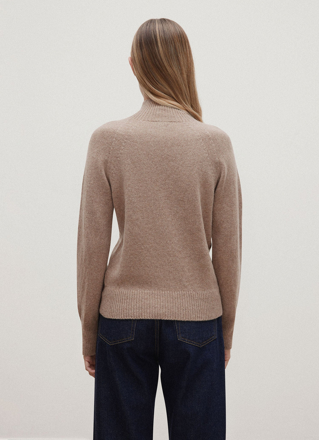 Lammwollpullover mit Trichterkragen