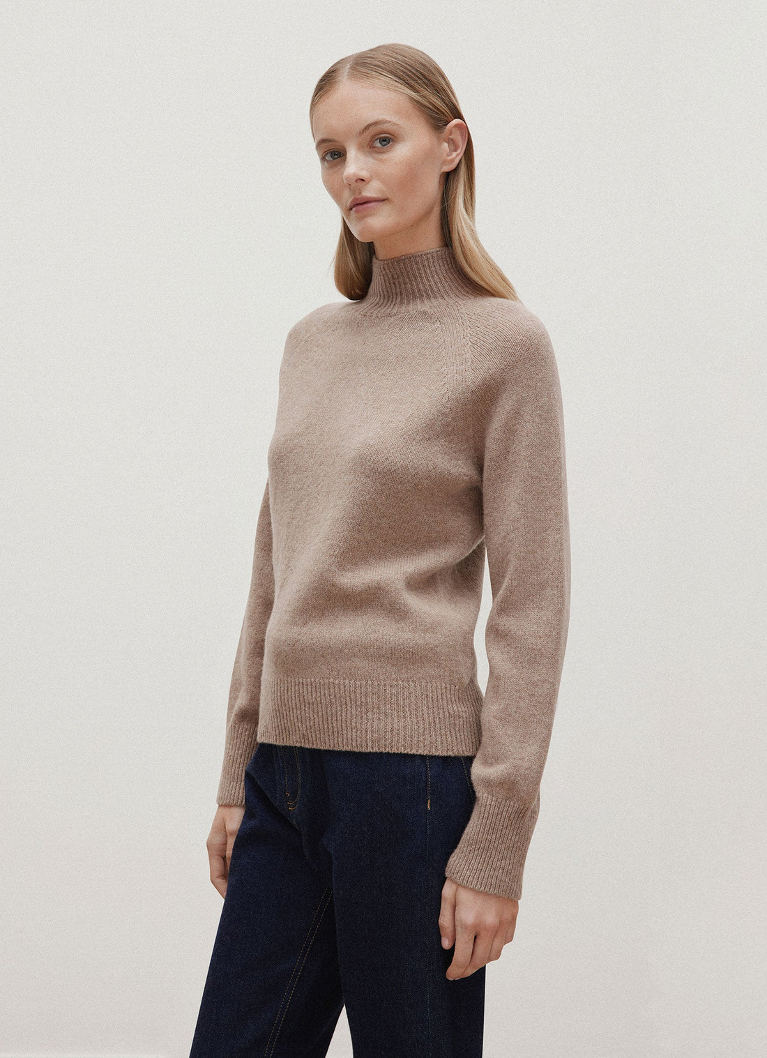 Lammwollpullover mit Trichterkragen