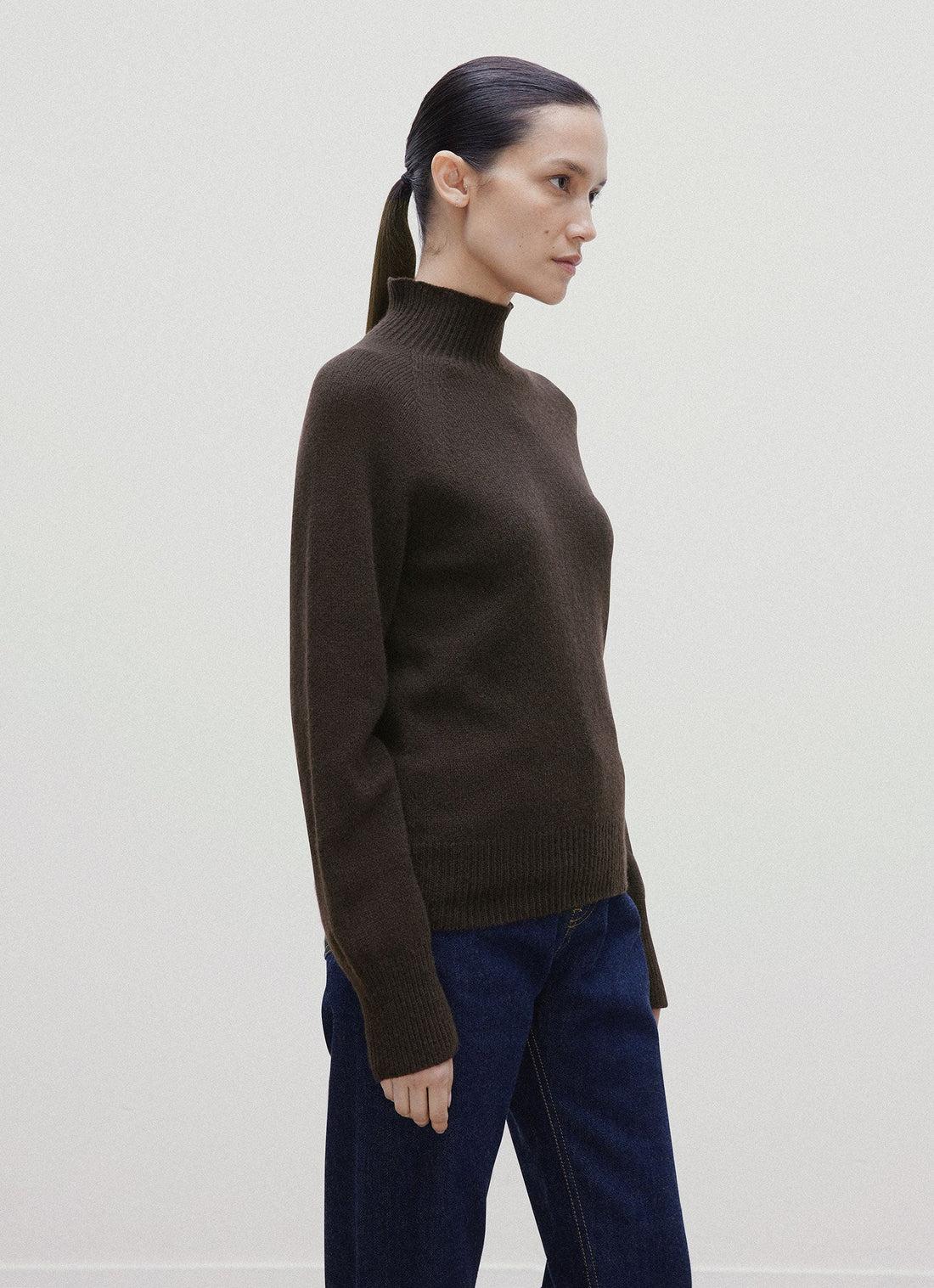 Lammwollpullover mit Trichterkragen