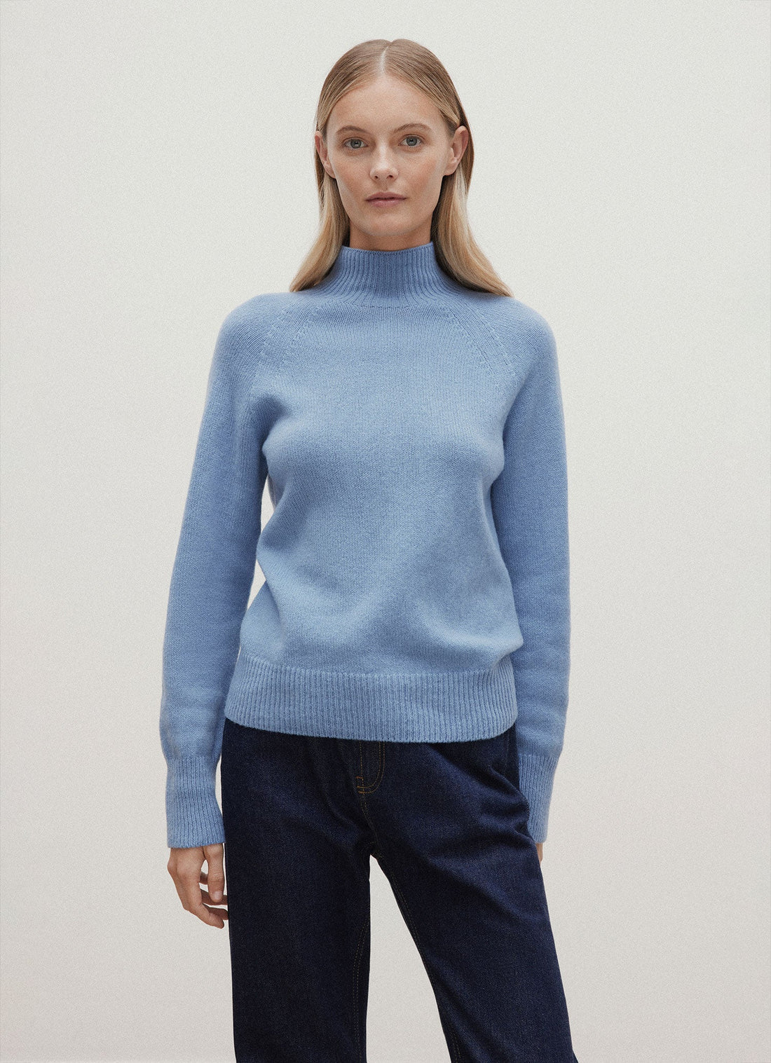 Lammwollpullover mit Trichterkragen