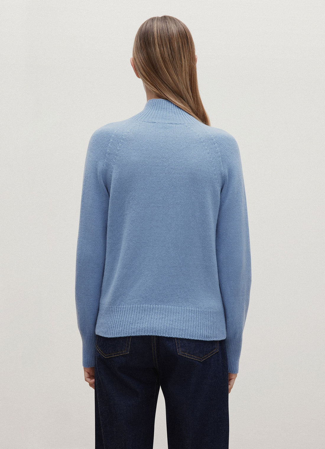 Lammwollpullover mit Trichterkragen