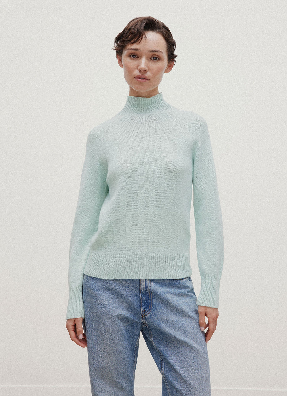 Lammwollpullover mit Trichterkragen