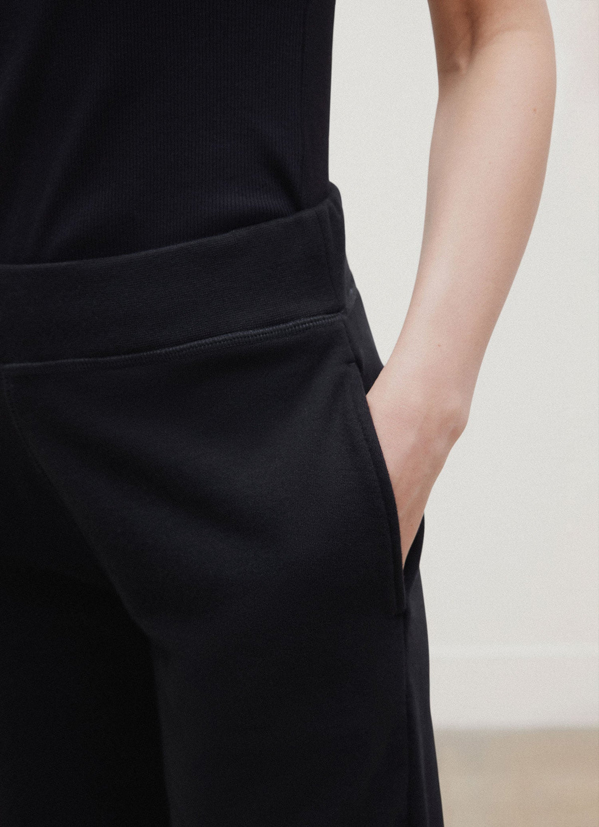 Women's Relaxed Sweatpants in Black
